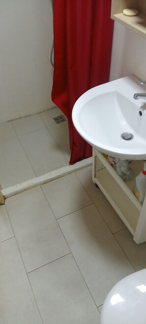 Dusche, Handtücher, Toilettenpapier