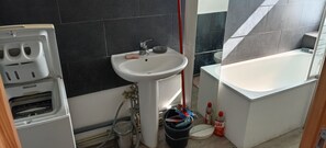 Regadera, toallas, papel de baño