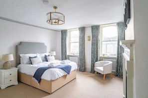 5 bedrooms, iron/ironing board, Internet, bed sheets