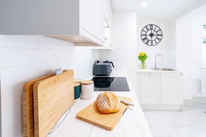 Réfrigérateur, micro-ondes, lave-vaisselle, cafetière/bouilloire