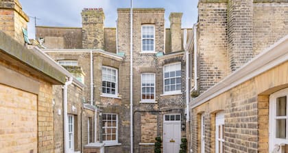 17 Market Place and The Vault, Southwold