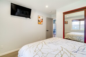 2 bedrooms, desk, iron/ironing board, WiFi