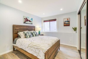 2 bedrooms, desk, iron/ironing board, WiFi