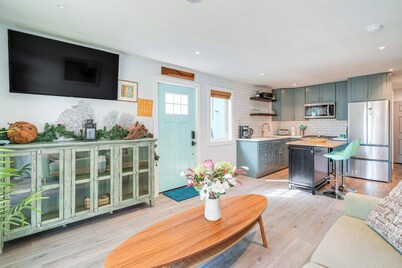 Luxury SF Retreat! Private Patio-2bd-Full Kitchen