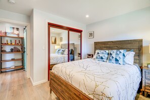 2 bedrooms, desk, iron/ironing board, WiFi