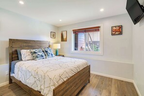 2 slaapkamers, een bureau, een strijkplank/strijkijzer, wifi
