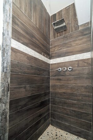 Een douche, handdoeken, zeep, shampoo