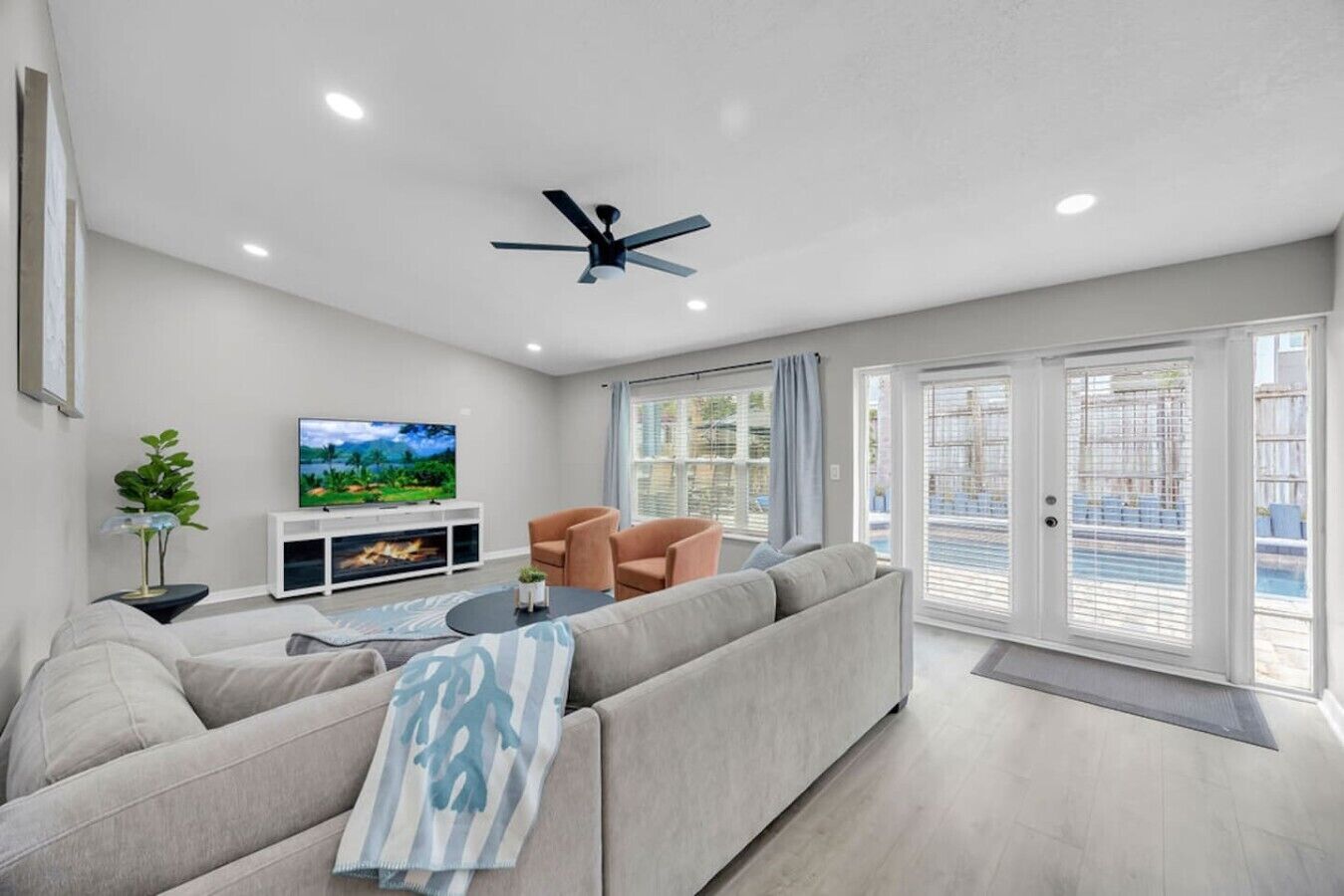 Smart TV, fireplace