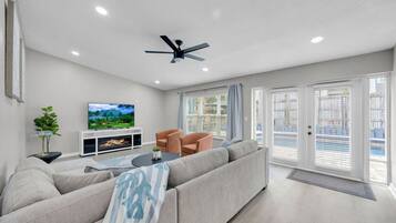Smart TV, fireplace