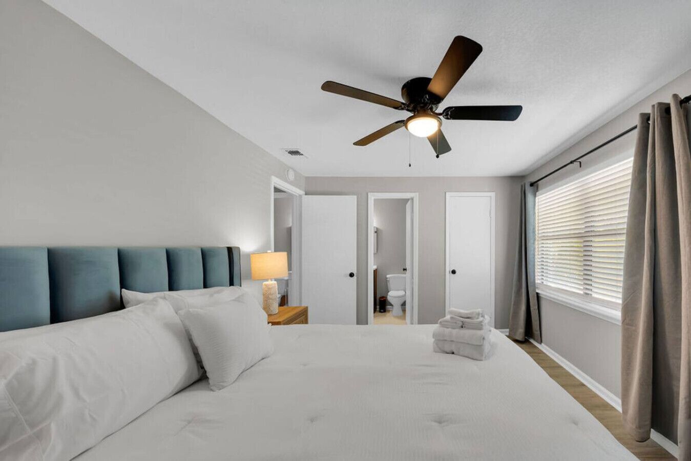 4 soverom, strykejern/-brett, wi-fi (inkludert) og sengetøy