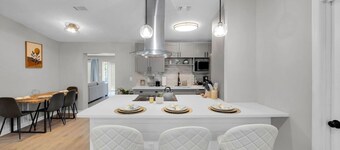 4BR Heated Pool, Putting Green & Outdoor Bar | Near Mayo Clinic Jacksonville | Sleeps 10 SMV