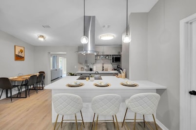 4BR Heated Pool, Putting Green & Outdoor Bar | Near Mayo Clinic Jacksonville | Sleeps 10 SMV