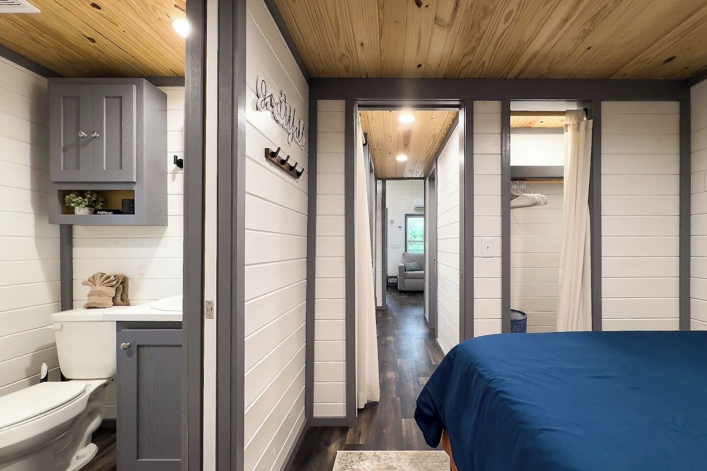 Een moderne badkamer met toilet, wastafel en handdoekhouder.