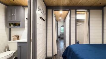 Een moderne badkamer met toilet, wastafel en handdoekhouder.