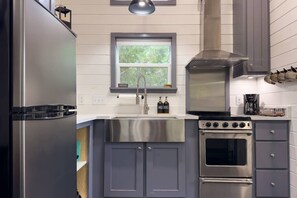 Fridge, microwave, oven, stovetop - Rustic & Private 5 Acres- Hot Tub, Fire Pit, Grill (Canyon Lake)