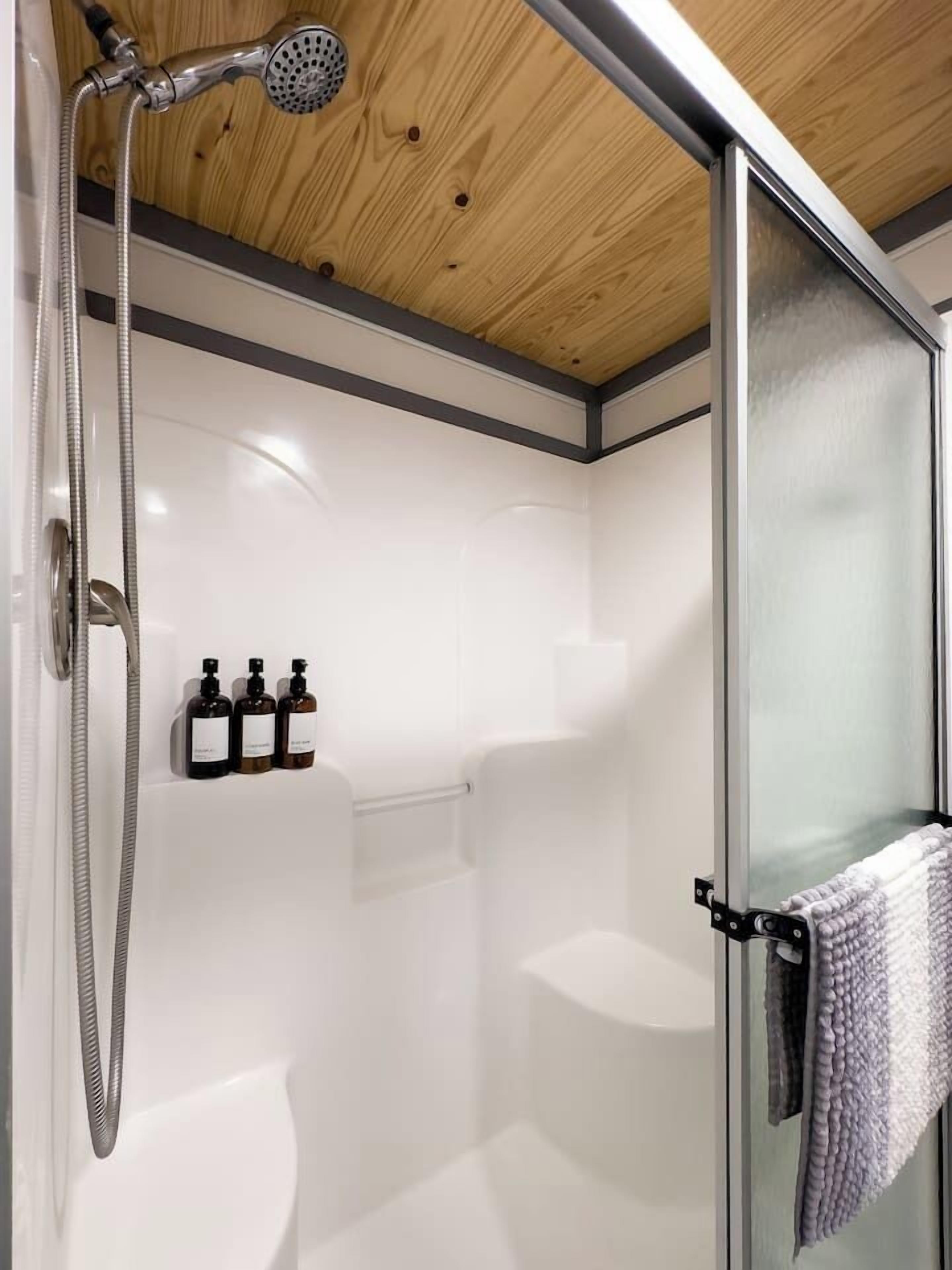 Dusche, Haartrockner, Handtücher