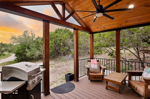 Rustic & Private 5 Acres- Hot Tub, Fire Pit, Grill