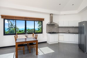 Refrigerador, microondas, placa de cocina, tostadora