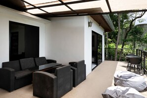 A covered outdoor seating area with a sofa, chairs, and a table. - Moonview at Paradise Village (Nathon (Ang Thong) Hills, koh Samui)