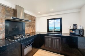 Een koelkast, een microgolfoven, een kookplaat, een broodrooster