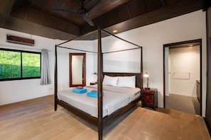 2 habitaciones, tabla de planchar con plancha y cuna de viaje 