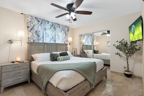 1 chambre, bureau, fer et planche à repasser, lit parapluie