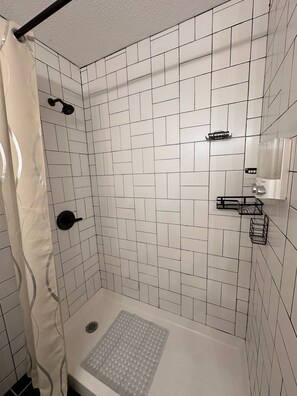 Een douche, handdoeken, zeep, shampoo