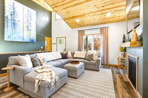 Smart TV, fireplace - Birdie Bunkhouse - 4BR Forest Retreat & Firepit (Nekoosa)