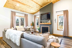 Smart TV, fireplace - Birdie Bunkhouse - 4BR Forest Retreat & Firepit (Nekoosa)