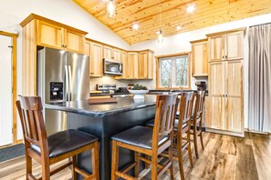 Fridge, microwave, oven, stovetop - Birdie Bunkhouse - 4BR Forest Retreat & Firepit (Nekoosa)