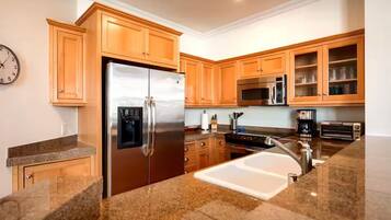 雪櫃、微波爐、焗爐、爐具