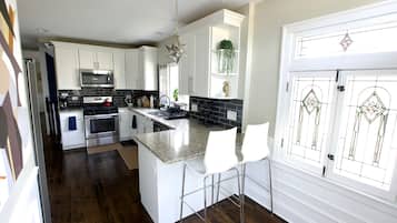 Frigorífic, microones, forn i placa de cuina