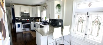 Spacious 5-bedroom bungalow with AC, WiFi in welcoming Berwyn