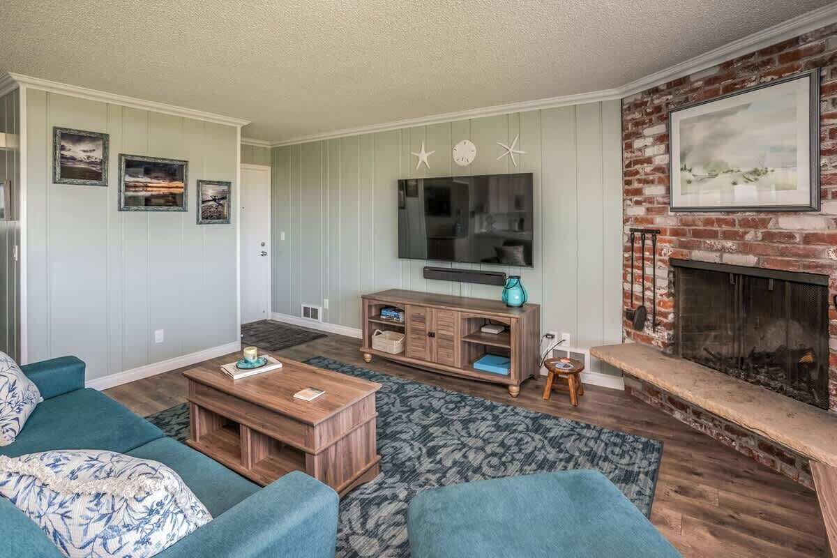 Smart TV, fireplace