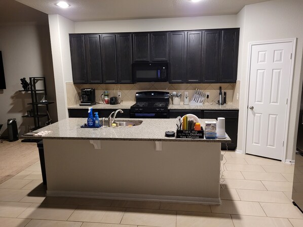 Fridge, microwave, oven, stovetop - Modern 3-bedroom House with WiFi, AC. Weekday specials! Book your stay now! (Fresno)