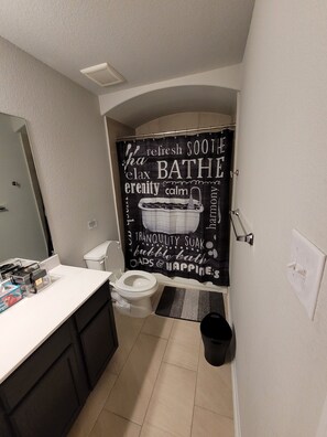 Hair dryer, towels, soap, toilet paper - Modern 3-bedroom House with WiFi, AC. Weekday specials! Book your stay now! (Fresno)