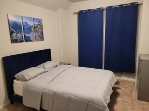 3 bedrooms, desk, free WiFi, bed sheets - Modern 3-bedroom House with WiFi, AC. Weekday specials! Book your stay now! (Fresno)