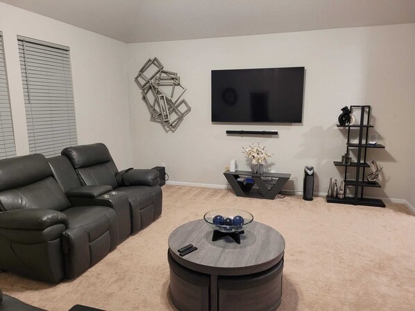 Smart TV - Modern 3-bedroom House with WiFi, AC. Weekday specials! Book your stay now! (Fresno)