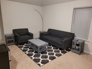 Smart TV - Modern 3-bedroom House with WiFi, AC. Weekday specials! Book your stay now! (Fresno)