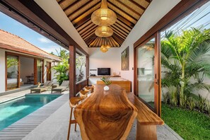 Deluxe Villa, 3 Bedrooms, Patio, Pool View | Dining room