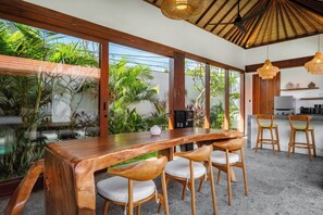 Deluxe villa, 3 slaapkamers, terras, uitzicht op zwembad | Dineerruimte