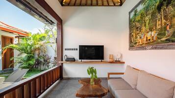 Vila Deluks, 3 kamar tidur, patio, pemandangan kolam renang | Area keluarga | Televisi 50-inci dengan saluran TV kabel