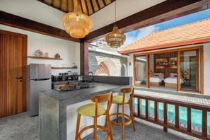 Deluxe villa, 3 slaapkamers, terras, uitzicht op zwembad | Privékeuken | Een koelkast, een microgolfoven, een kookplaat