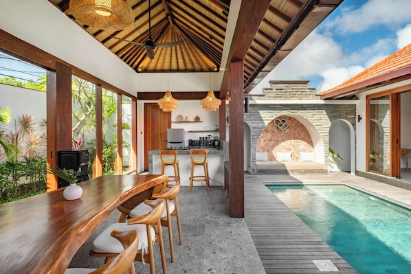 Deluxe villa, 3 slaapkamers, terras, uitzicht op zwembad | Dineren op de kamer