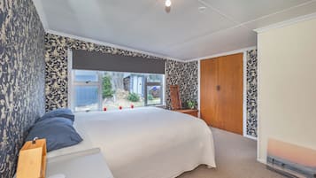 4 bedrooms, iron/ironing board, free WiFi, bed sheets