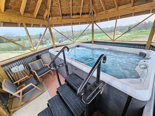 Outdoor spa tub - Restin' Holes Ky Bourbon Trail B -Sauna-HotTub-Gym-Playground-Waterfall-Themed (Willisburg)