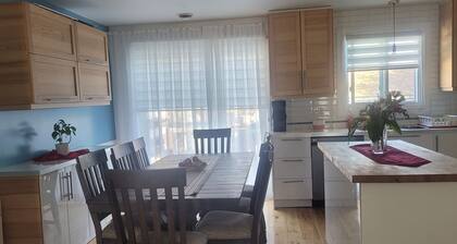 Charming room in a bungalow with AC and WiFi in welcoming Blainville.