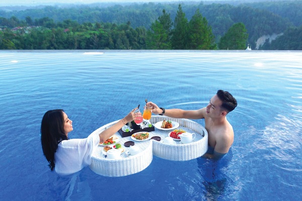 2 outdoor pools