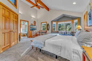 5 bedrooms, iron/ironing board, travel cot, WiFi - Spacious Pet-Friendly Truckee Retreat with Hot Tub (Truckee)
