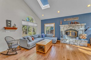 TV, fireplace - Spacious Pet-Friendly Truckee Retreat with Hot Tub (Truckee)